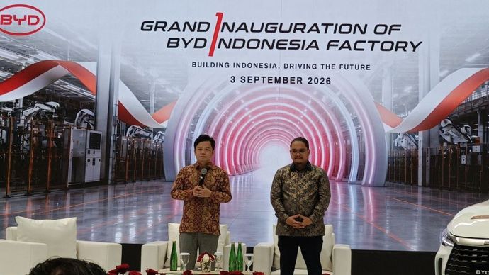 President Director PT BYD Motor Indonesia, Eagle Zhao (kiri) dan Head of PR &amp; Government Relation PT BYD Motor Indonesia Luther T. Panjaitan. (Foto: Adiantoro/NTV)