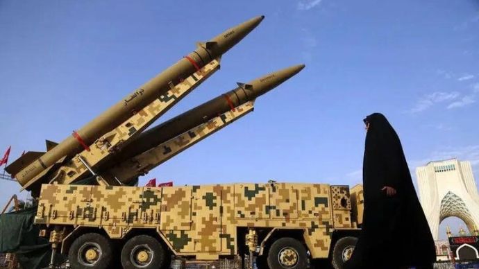 Rudal Zolfaghar dan Qadr, serta model logam kapal selam mini, dipamerkan di Lapangan Azadi di Teheran, Iran, pada 24 Juli 2026, di tengah kian memanasnya aksi saling serang antara Iran dan AS yang dipicu oleh jalur pelayaran paralel di Selat Hormuz. Warga berkesempatan untuk melihat langsung rudal dan peralatan militer tersebut di lapangan itu