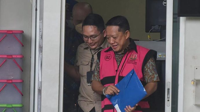 Arsip foto - Tersangka yang merupakan mantan Jaksa Agung Muda Tindak Pidana Khusus (Jampidsus) Febrie Adriansyah (kanan) berjalan menuju mobil tahanan di Rutan Cabang KPK, Jakarta