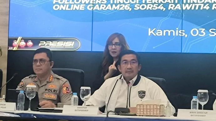 Direktur Tindak Pidana Siber Bareskrim Polri Brigjen Pol Adex Yudiswan (kanan) dalam konferensi pers di Jakarta, Kamis, 3 September 2026