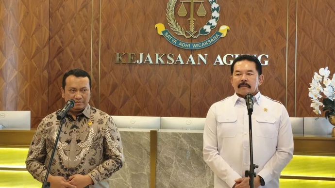 Sekretaris Kementerian Koperasi Ahmad Zabadi (tengah) menyampaikan keterangan pers di Kantor Kementerian Koperasi, Jakarta