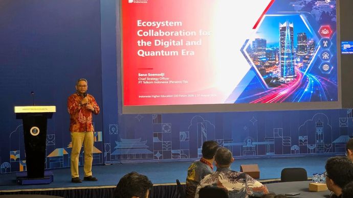 Direktur Strategic Business Development &amp; Portfolio Telkom Seno Soemadji memberikan pemaparan mengenai pentingnya kolaborasi ekosistem digital pada ajang Indonesia Higher Education CIO Forum 2026 di Aula Barat ITB.