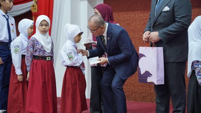 Penyerahan bantuan pendidikan bagi anak-anak Pekerja Migran Indonesia (PMI) oleh Menteri P2MI Mukhtarudin di Kuala Lumpur, Malaysia, Kamis (3/9/2026).