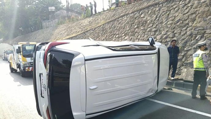 Dua unit mobil terlibat kecelakaan lalu lintas di Jalan Tol Jakarta Outer Ring Road (JORR) KM 38.900 B arah Jatiwarna, Kamis pagi, yang menyebabkan satu kendaraan terbalik dan dua pengemudi mengalami luka ringan
