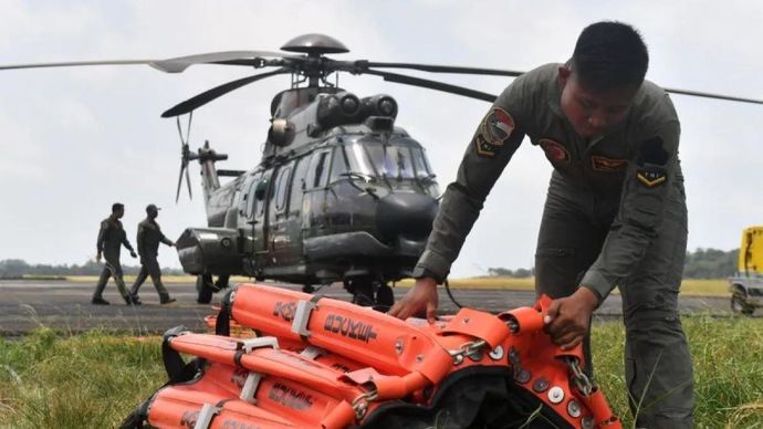 Personel TNI AU memeriksa peralatan saat kedatangan pesawat jenis Airbus Helicopters H225 di Bandara Sultan Aji Muhammad Sulaiman Sepinggan, Balikpapan, Kalimantan Timur, Jumat, 4 September 2026. TNI AU memberikan bantuan 1 unit pesawat jenis Airbus Helicopters H225 dengan kapasitas angkut 2000 liter air yang akan digunakan untuk pemadaman karhutla di wilayah Ibu Kota Nusantara (IKN).