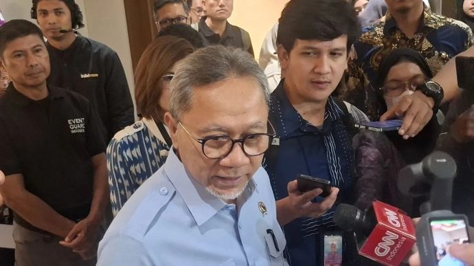 Menteri Koordinator Bidang Pangan Zulkifli Hasan memberikan keterangan kepada awak media seusai peluncuran buku Pangan Indonesia: Dari Piring Sehat ke Manusia Unggul di Jakarta, Jumat, 4 September 2026.