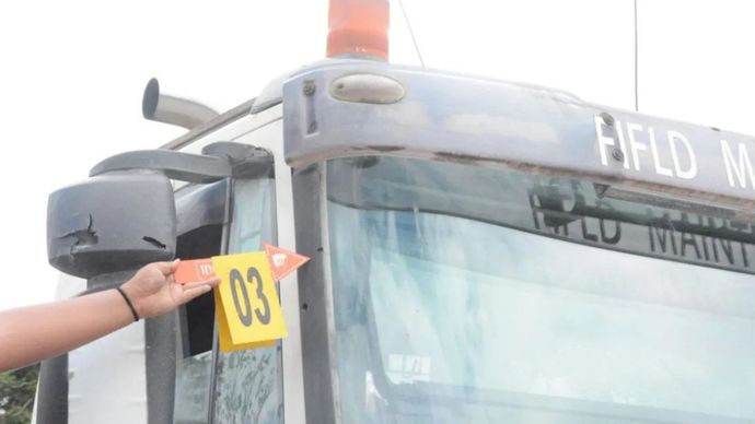 Aparat kepolisian saat melakukan olah TKP di lokasi penembakan bus milik PT Freeport Indonesia.