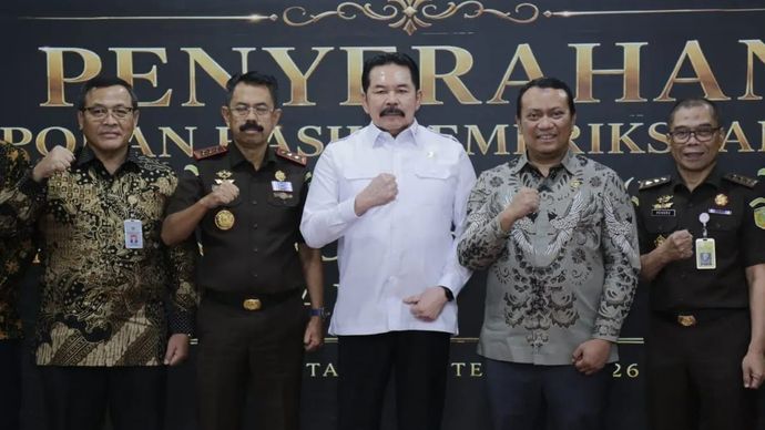 Anggota I BPK Nyoman Adhi Suryadnyana (kedua dari kanan) kepada Jaksa Agung (ketiga dari kanan) Sanitiar Burhanuddin, pada penyerahan Laporan Hasil Pemeriksaan (LHP) atas LK Kejaksaan RI Tahun 2025, di Jakarta