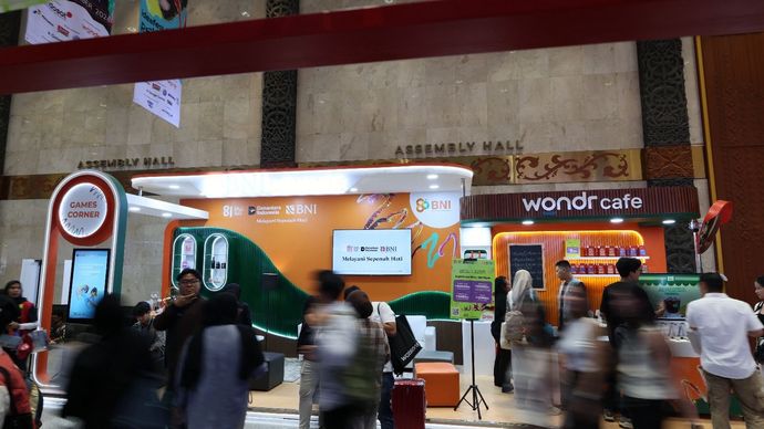 PT Bank Negara Indonesia (Persero) Tbk atau BNI melalui wondr by BNI menjadi Official Banking Partner IdeaFest 2026 yang berlangsung pada 4&ndash;6 September 2026 di Jakarta International Convention Center (JICC), Senayan, Jakarta. Kehadiran BNI dalam gelaran tersebut menjadi bagian dari dukungan perseroan terhadap pengembangan industri kreatif, generasi muda, serta perluasan transaksi digital bagi pengunjung dan pelaku usaha.  Memasuki penyelenggaraan ke-15, IdeaFest 2026 mengangkat tema &ldquo;Re:Humanize&rdquo; yang menempatkan manusia sebagai pusat di tengah semakin luasnya pemanfaatan Artificial Intelligence (AI) dalam dunia kerja, kreativitas, dan interaksi. Selama tiga hari, IdeaFest menghadirkan lebih dari 500 pembicara dan 160 sesi yang membahas berbagai topik, mulai dari AI, kreativitas, bisnis, hiburan, budaya, hingga teknologi.  Corporate Secretary BNI Okki Rushartomo mengatakan, industri kreatif merupakan salah satu ruang penting bagi generasi muda untuk mengembangkan ide, karya, dan aktivitas ekonomi baru. Kehadiran wondr by BNI di IdeaFest 2026 menjadi bagian dari upaya BNI untuk semakin dekat dengan kebutuhan komunitas kreatif sekaligus memperluas pemanfaatan layanan keuangan digital.  &ldquo;Tema &lsquo;Re:Humanize&rsquo; sejalan dengan pandangan BNI bahwa teknologi harus menjadi enabler yang membantu manusia berkembang, bukan menggantikan peran manusia sebagai pengarah ide, kreativitas, dan keputusan. Melalui kehadiran wondr di IdeaFest, kami ingin mendukung aktivitas masyarakat sekaligus menghadirkan kemudahan transaksi yang dapat dimanfaatkan selama acara,&rdquo; ujar Okki dalam keterangan tertulis.  Selama IdeaFest 2026, BNI menghadirkan sejumlah program bagi pengunjung. Salah satunya promo Buy 1 Get 2, di mana pembelian satu tiket IdeaFest menggunakan kartu debit atau kartu kredit BNI melalui wondr by BNI berkesempatan memperoleh satu tiket tambahan. Program tersebut berlaku untuk Daily Pass IdeaTalks maupun Exclusive 3-Day Pass hingga 6 September 2026 atau selama kuota tersedia.  Pemegang Kartu Kredit BNI juga dapat memanfaatkan fasilitas cicilan 0% hingga 12 bulan untuk pembelian tiket IdeaFest, dengan pilihan tenor 3, 6, dan 12 bulan. Selain itu, tersedia cashback hingga Rp80.000 serta cicilan 0% tenor tiga bulan untuk transaksi tertentu di area IdeaFest sesuai dengan syarat dan ketentuan yang berlaku.  BNI turut menghadirkan program bagi nasabah yang mengajukan Kartu Kredit BNI melalui wondr dengan cashback hingga Rp500.000. Pengunjung yang membuka rekening BNI melalui wondr by BNI juga berkesempatan memperoleh reward hingga Rp100.000 atau koper eksklusif, sedangkan nasabah yang belum menggunakan wondr dapat memperoleh reward Rp20.000 setelah melakukan aktivasi dan memenuhi ketentuan transaksi.  Okki menambahkan, kolaborasi dengan IdeaFest tidak hanya menyasar pengunjung, tetapi juga pelaku usaha dan tenant yang menjadi bagian dari ekosistem kreatif.  Dukungan tersebut diwujudkan melalui wondr Merchant, yang membantu tenant menerima pembayaran secara digital, khususnya melalui QRIS. Melalui layanan tersebut, pelaku usaha dapat mengelola penerimaan transaksi secara lebih praktis sekaligus mendukung kelancaran pembayaran selama penyelenggaraan IdeaFest 2026.  &ldquo;BNI ingin memastikan dukungan terhadap ekonomi kreatif tidak hanya hadir dari sisi konsumen, tetapi juga dari sisi pelaku usaha. Melalui wondr Merchant, kami mendukung tenant agar dapat menerima dan mengelola transaksi digital dengan lebih mudah,&rdquo; kata Okki.  Kehadiran wondr by BNI di IdeaFest 2026 juga menjadi bagian dari upaya perseroan memperkuat ekosistem digital yang menghubungkan kebutuhan transaksi masyarakat dengan aktivitas pelaku usaha.  Sebagai BUMN dalam ekosistem Danantara Indonesia, BNI terus memperkuat transformasi digital dan kolaborasi dengan berbagai sektor untuk mendukung pertumbuhan ekonomi kreatif, memperluas inklusi keuangan, serta meningkatkan daya saing pelaku usaha di era digital.