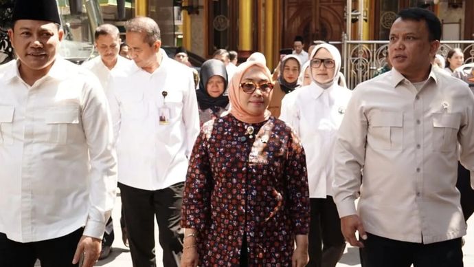 Wakil Kepala Badan Gizi Nasional (BGN)​​​​​​​ Mayor Jenderal TNI Trenggono (kanan), Menteri Pemberdayaan Perempuan dan Perlindungan Anak (PPPA) Arifah Choiri Fauzi ​​​​​​​(tengah), dan Bupati Sidoarjo Subandi (kiri) mengunjungi Ponpes Manbaul Hikam Sidoarjo