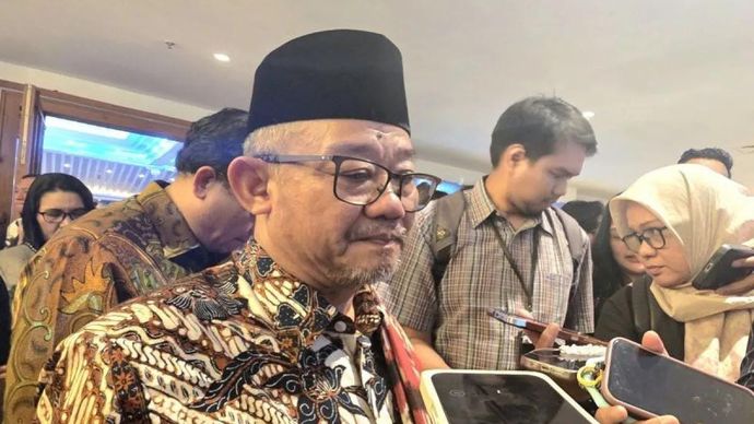 Menteri Pendidikan Dasar dan Menengah (Mendikdasmen) Abdul Mu'ti melakukan tanya jawab dengan media usai membuka Rapat Koordinasi Pusat dan Daerah Program Revitalisasi Satuan Pendidikan dan Digitalisasi Pembelajaran di Jakarta Pusat