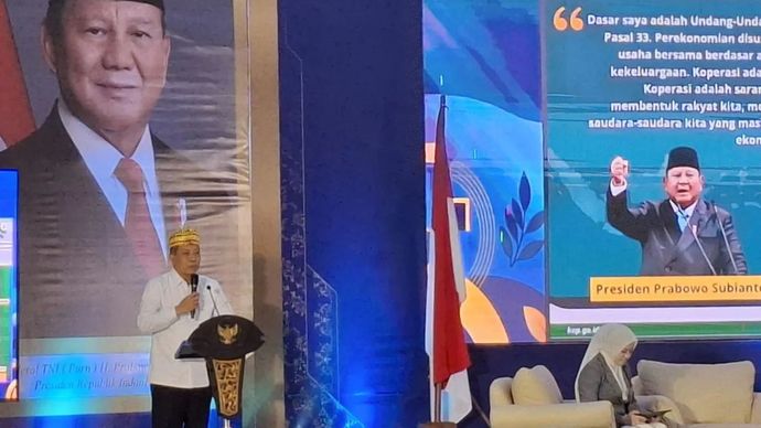 Menteri Koperasi Ferry Juliantono memberi paparan terkait koperasi desa kelurahan merah putih di Bandarlampung, Jumat (4/9/2026). 