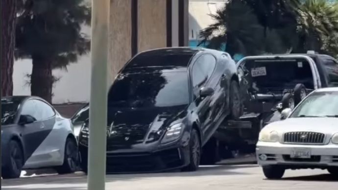 Pengemudi Porsche Panamera di Glendale, California, Amerika Serikat (AS), melakukan aksi nekat dengan membawa kabur mobilnya saat masih terikat pada truk derek.&nbsp;(Foto: Tangkapan layar Instagram @kakonauto)