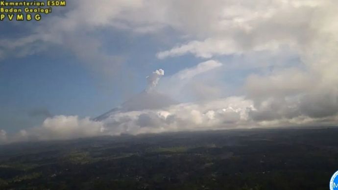 Gunung Semeru erupsi dengan letusan setinggi 1.000 meter di atas puncak Mahameru pada Minggu (6/9/2026) pagi. (Foto: ANTARA/HO-PVMBG) 