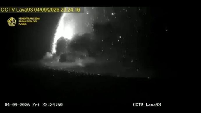 Gunung Anak Krakatau melontarkan lava fountain atau lava air mancur Jumat, 4 September 2026, malam pukul 23.24 WIB. (Foto: Antara) 