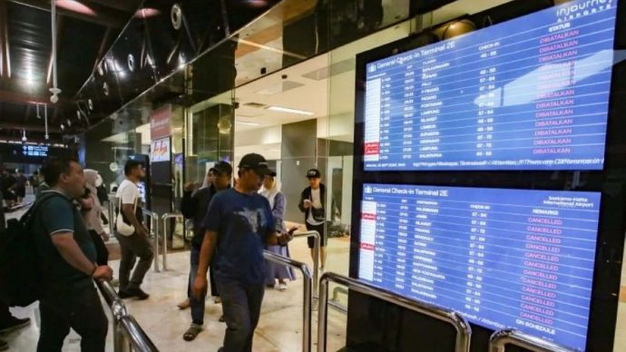 Calon penumpang melihat layar monitor jadwal penerbangan yang ada di Terminal 2 keberangkatan Bandara Soekarno Hatta, Tangerang, Banten, Minggu (6/9/2026). (Foto: ANTARA FOTO/Muhammad Iqbal/YU)