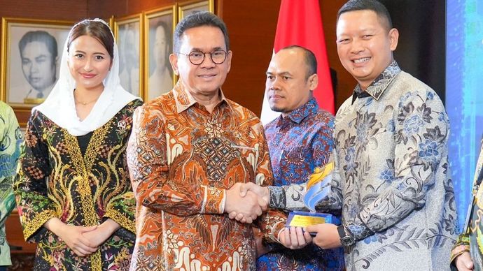 Konsistensi BRI dalam mendorong UMKM menembus pasar global mendapatkan apresiasi dari Badan Pengembangan Sumber Daya Manusia Perdagangan Kementerian Perdagangan melalui Penghargaan Niaga Werdhitama kategori Industry Trade Development Partner. (Foto: Dok/Istimewa/BRI)