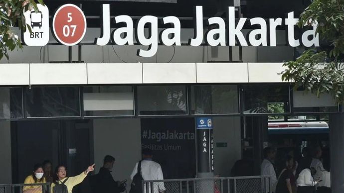 Ilustrasi - Calon penumpang menunggu kedatangan bus Transjakarta di Halte Jaga Jakarta, Senen, Jakarta Pusat