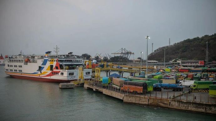 Sejumlah kendaraan antre memasuki kapal feri di Pelabuhan Merak, Kota Cilegon, Banten, Minggu, 6 September 2026. PT ASDP Indonesia Ferry (Persero) memastikan layanan penyeberangan pada lintasan Merak-Bakauheni masih berjalan normal di tengah aktivitas erupsi Gunung Anak Krakatau (GAK) yang kini berstatus level III (Siaga).
