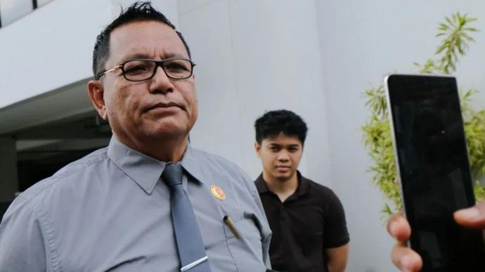 Abdul Hanan (kiri) selaku kuasa hukum Direktur Utama PT SEG tahun 2022 hingga April 2023, Muhammad Ihsan (kanan) yang ditemui usai memberikan pendampingan pemeriksaan kasus pembiayaan modal kerja Rp11 miliar PT Carsten di Gedung Kejati NTB