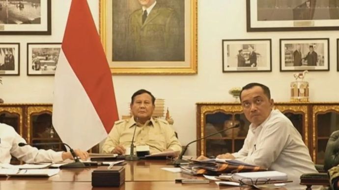 Tangkapan layar - Presiden Prabowo Subianto (tengah), Mensesneg Prasetyo Hadi (kedua kanan) dan Seskab Teddy Indra Wijaya (kiri) Rapat Terbatas Perkembangan Penanganan Bencana Alam dipantau daring dari Jakarta, Senin, 7 September 2026.