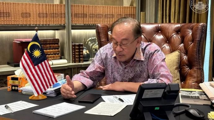 Perdana Menteri (PM) Malaysia Anwar Ibrahim berbincang dengan Presiden ke-7 Republik Indonesia Joko Widodo (Jokowi) melalui sambungan telepon