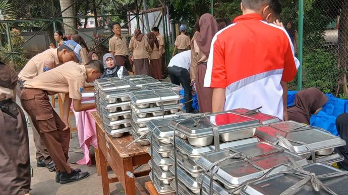 Ilustrasi - Sejumlah siswa sekolah mengantri untuk mengambil menu MBG di salah satu sekolah kejururuan di Kabupaten Tangerang, Banten. 