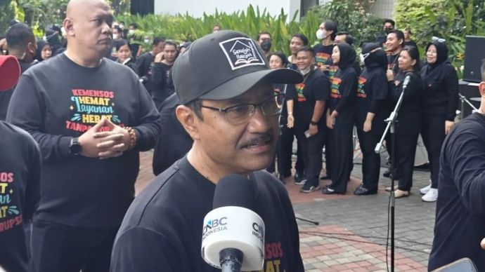 Menteri Sosial Saifullah Yusuf memberikan keterangan pers selepas apel pagi di Kantor Kementerian Sosial, Salemba, Jakarta, Senin, 7 September 2026.