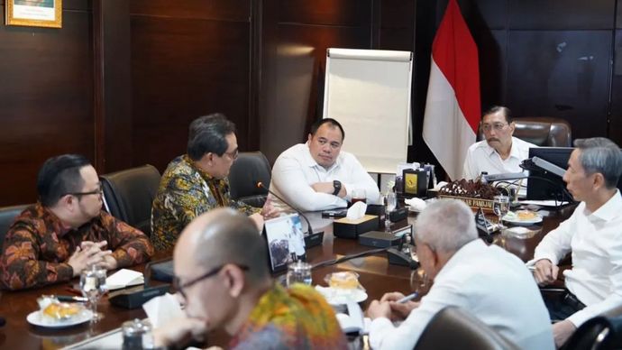 Ketua Dewan Ekonomi Nasional (DEN) Luhut Binsar Pandjaitan menerima kunjungan jajaran pimpinan Danantara Investment Management untuk mematangkan rencana strategis investasi nasional tahun 2027. 