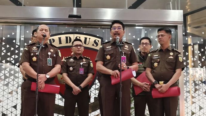 Direktur Penyidikan (Dirdik) Jampidsus Kejaksaan Agung Saiful Bahri Siregar (ketiga dari kanan) memberikan keterangan pers di Gedung Jampidsus Kejaksaan Agung, Jakarta