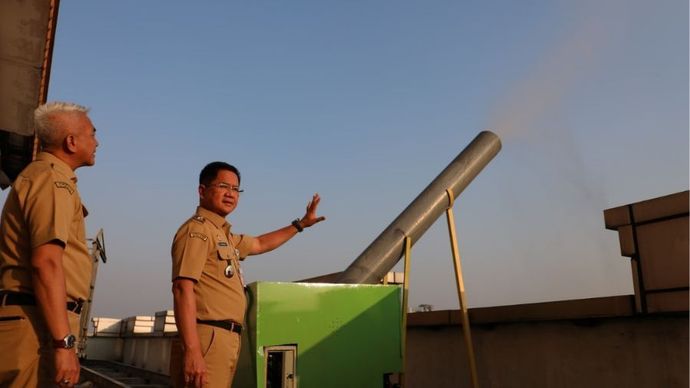 Walkot Jaksel Syafrin Liputo mengulas fasilitas kabut air di Gedung Wali Kota Jakarta Selatan, Senin (7/9/2026).
