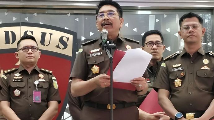 Direktur Penyidikan (Dirdik) Jampidsus Kejaksaan Agung Saiful Bahri Siregar (tengah) memberikan keterangan pers di Gedung Jampidsus Kejaksaan Agung, Jakarta, Senin (7/9/2026). 