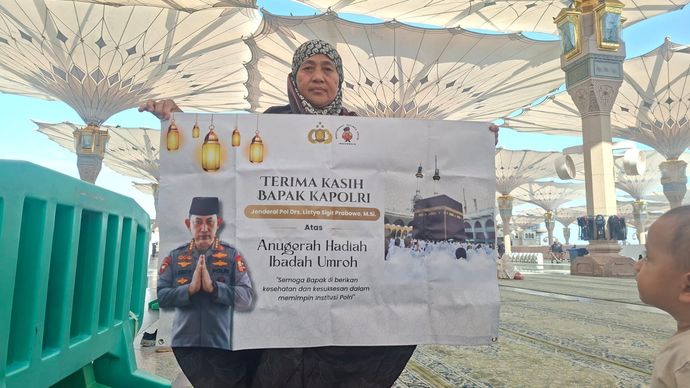 Raut wajah bahagia, senyum berbinar, dan aura penuh syukur terpancar dari Heni Yawati (58), atau akrab disapa Bi Heni. Asisten Rumah Tangga (ART) asal Kampung Pisang RT 05 RW 07, Karadenan, Cibinong, Kabupaten Bogor ini tak bisa menyembunyikan harunya saat melihat Ka'bah di Mekkah dan berziarah ke Masjid Nabawi, Madinah.