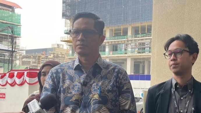 Kuasa Hukum Mantan Jaksa Agung Muda Bidang mantan Tindak Pidana Khusus (Jampidsus) Febrie Adriansyah, Febrie Diansyah (tengah), memberikan keterangan pers di Gedung Utama Kejaksaan Agung, Jakarta, Selasa, 8 September 2026