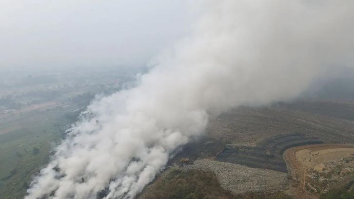 Asap mengepul di kawasan TPA Galuga di Kecamatan Cibungbulang, Kabupaten Bogor, Jawa Barat