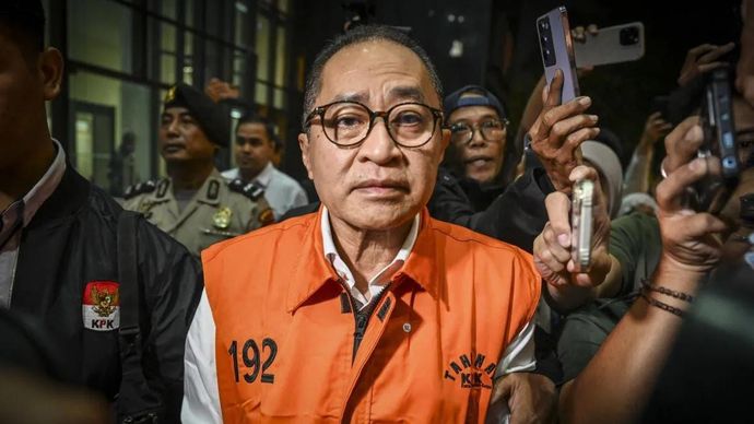 Mantan Kepala Kantor Wilayah Direktorat Jenderal Pajak Jakarta Khusus Muhammad Haniv (tengah) berjalan keluar ruangan usai menjalani pemeriksaan di Gedung Merah Putih KPK, Jakarta, Rabu, 19 Agustus 2026. KPK menahan Muhammad Haniv terkait kasus dugaan gratifikasi di lingkungan Direktorat Jenderal Pajak Kementerian Keuangan yang menyebabkan kerugian negara mencapai Rp20,7 miliar