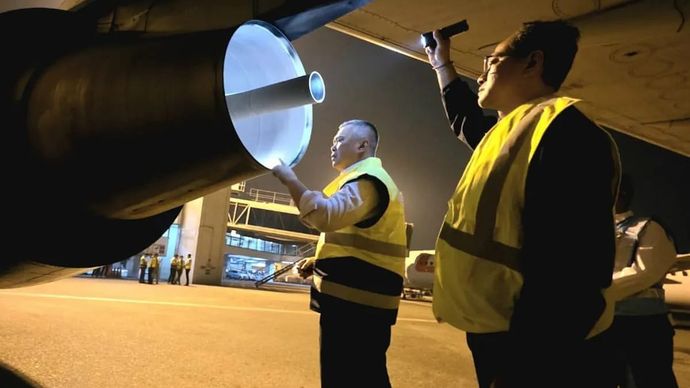 Menteri Perhubungan (Menhub) Dudy Purwagandhi (kedua kanan) melakukan inspeksi terhadap armada pesawat di Bandara Soekarno-Hatta untuk memastikan keselamatan dan keamanan penerbangan di Tangerang, Banten