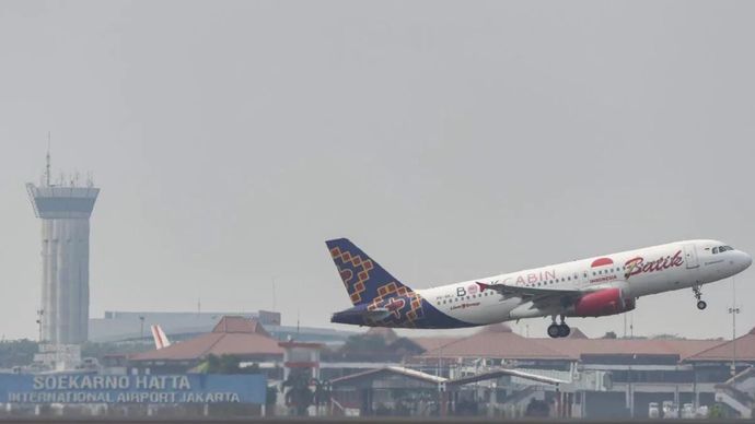 Pesawat maskapai dalam negeri lepas landas dari runway utara Bandara Soekarno-Hatta, Tangerang, Banten, Selasa (8/9/2026). Operasional Bandara Soekarno-Hatta kembali normal dengan rencana 896 penerbangan datang dan berangkat yang mengangkut total 113.001 penumpang pada hari pertama setelah ditutup selama dua hari akibat paparan partikel abu vulkanik dari erupsi Gunung Anak Krakatau