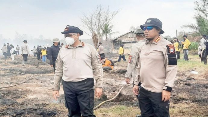 Kapolda Kalsel Irjen Pol Rosyanto Yudha Hermawan bersama Direktur Reskrimsus Polda Kalsel Kombes Pol Sigit Haryono saat upaya pemadaman titik api di Banjarbaru sekaligus olah TKP lahan terbakar dengan memasang garis polisi.