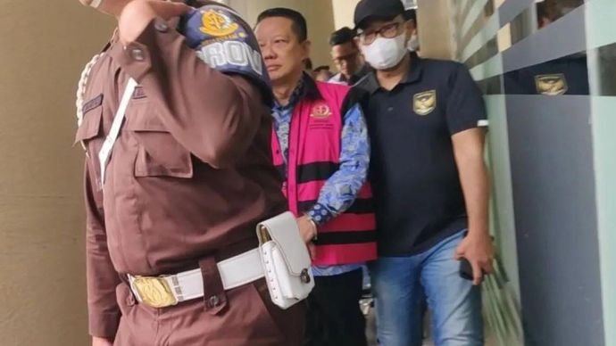 Mantan Jaksa Agung Muda Bidang Tindak Pidana Khusus (Jampidsus) Febrie Adriansyah (tengah) berjalan menuju mobil tahanan usai diperiksa terkait kasus dugaan korupsi dan tindak pidana pencucian uang (TPPU) di Gedung Utama Kejaksaan Agung, Jakarta