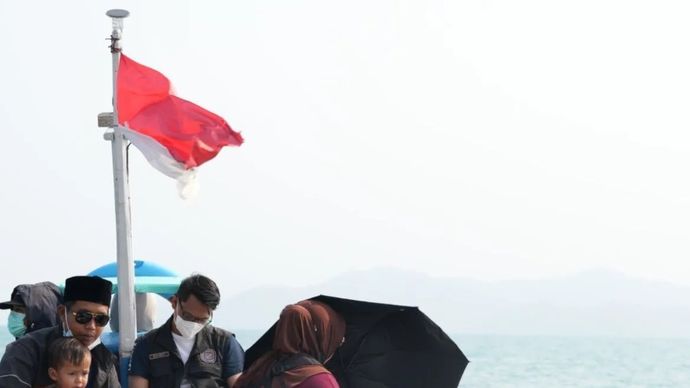 Masyarakat melakukan penyeberangan di Pulau Sebesi yang berada dekat Gunung Anak Krakatau, di Kabupaten Lampung Selatan, Lampung, Selasa, 8 September 2026.