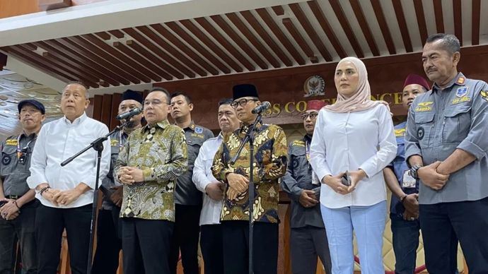 Wakil Ketua DPR Sufmi Dasco Ahmad (keempat kanan), Menteri Desa Yandri Susanto (ketiga kanan), dan Ketua Umum DPP Asosiasi Kepala Desa Seluruh Indonesia (AKSI) Irawadi (kanan) menyampaikan keterangan dalam konferensi pers usai pembukaan Rapat Kerja Nasional AKSI 2026 di kompleks parlemen, Jakarta, Rabu, 9 September 2026.