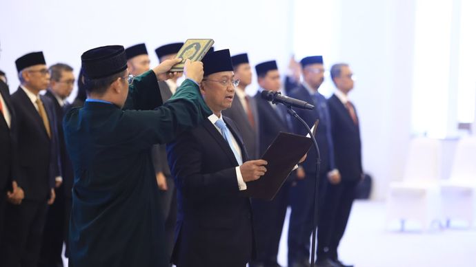 Ketua Mahkamah Agung RI Sunarto mengambil sumpah jabatan Sarjito sebagai Kepala Eksekutif Pengawas Bursa Mineral dan Komoditas Strategis (BMKS) merangkap Anggota Dewan Komisioner OJK periode 2026-2031 di Gedung Mahkamah Agung, Jakarta, Rabu 9 September 2026.