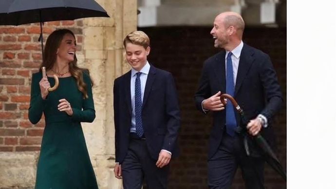 Pangeran George berjalan didampingi kedua orang tuanya, Pangeran William dan Kate Middleton, saat tiba di lingkungan Eton College, Berkshire, Inggris Raya, pada hari pertamanya sebagai siswa sekolah asrama tersebut.