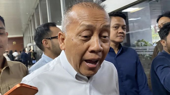Wakil Ketua Umum Partai NasDem Saan Mustopa menjawab pertanyaan pers di kompleks parlemen, Senayan, Jakarta, Rabu, 9 September 2026.