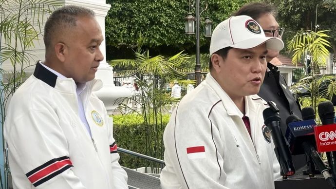 Menteri Pemuda dan Olahraga (Menpora) Erick Thohir (tengah) memberikan keterangan pers selepas acara pelepasan Kontingen Garuda oleh Presiden Prabowo Subianto di kompleks Istana Kepresidenan RI, Jakarta, Rabu, 9 September 2026.