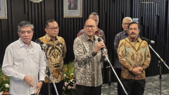 Menteri Ketenagakerjaan Yassierli (kiri), Menteri Investasi dan Hilirisasi/Kepala BKPM Rosan Perkasa Roeslani (tengah), Menteri Imigrasi dan Pemasyarakatan Agus Andrianto (kanan) dalam konferensi pers, di Jakarta, Rabu, 9 September 2026.