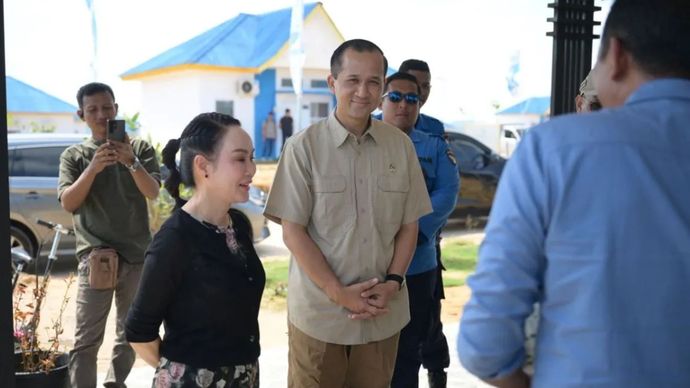 Menteri Transmigrasi Muhammad Iftitah Sulaiman Suryanagara (tengah)