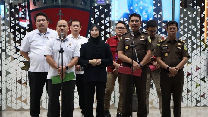 Kepala Pusat Penerangan Hukum (Kapuspenkum) Anang Supriatna (kiri)