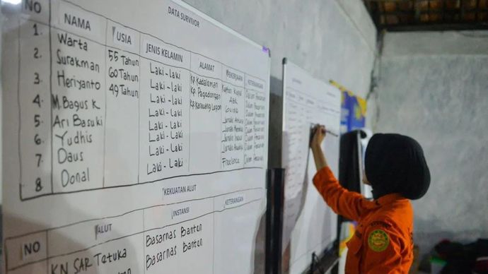 Personel Basarnas Banten menuliskan data penumpang kapal yang hilang kontak di Posko SAR Nasional, Pandeglang, Banten, Selasa, 8 September 2026. Basarnas menggelar operasi pencarian sebuah kapal cepat yang membawa rombongan jurnalis termasuk pewarta foto LKBN Antara yang dilaporkan hilang kontak di perairan Selat Sunda saat meliput erupsi Gunung Anak Krakatau